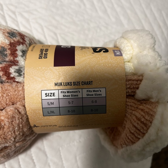 Muk Luks cabin socks, fully lined, grippers, fleece, size small/medium - Picture 3 of 6